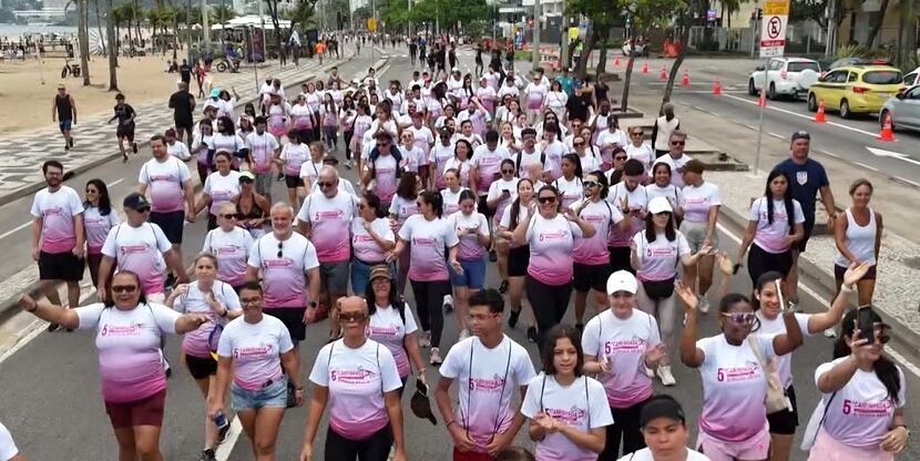 Caminhada conscientiza sobre alopecia areata na orla do Leblon, no Rio
