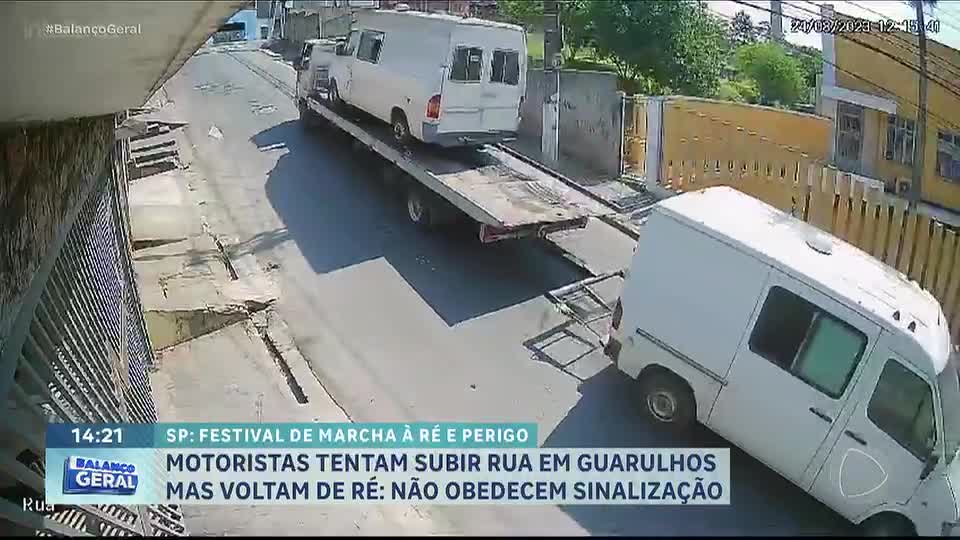 Motoristas de caminhão desobedecem sinalização e voltam de ré em rua íngreme de Guarulhos (SP)