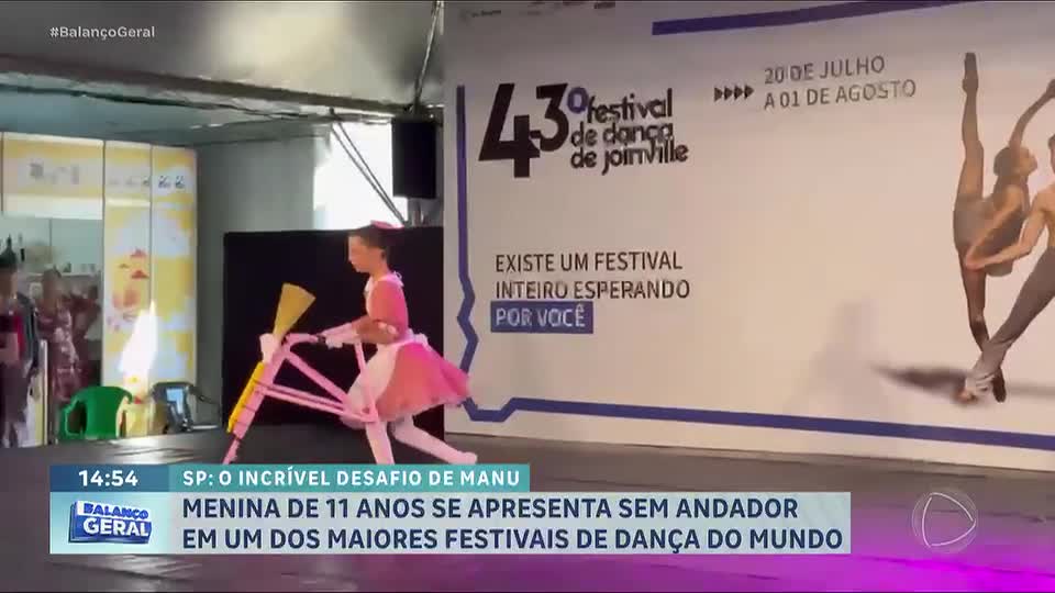 Menina com paralisia cerebral emociona ao dançar sem andador em evento em Joinville (SC)