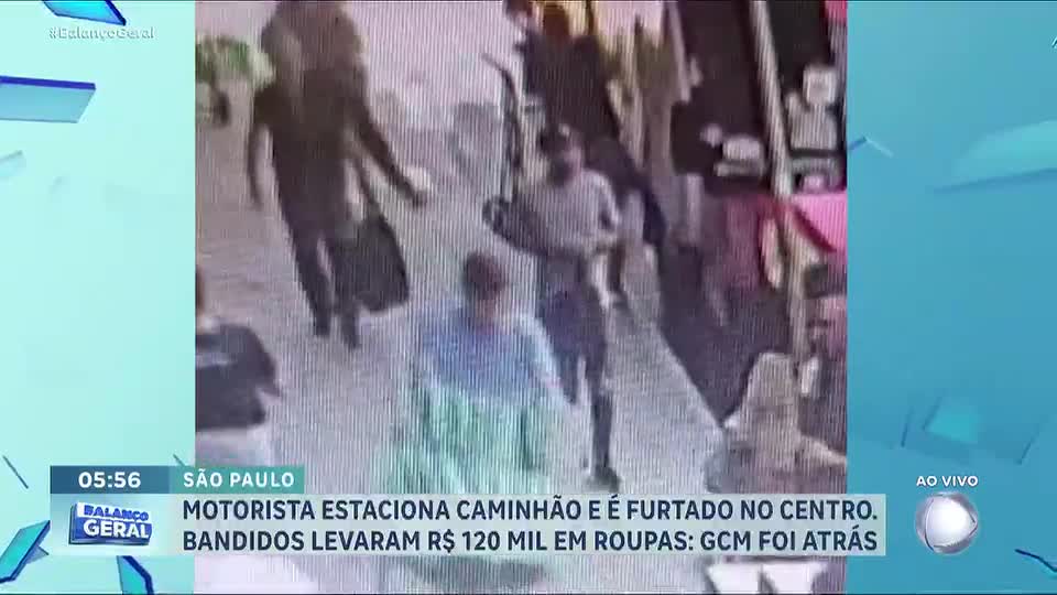 Caminhão carregado com roupas é alvo de furto na região da Luz, no centro de São Paulo