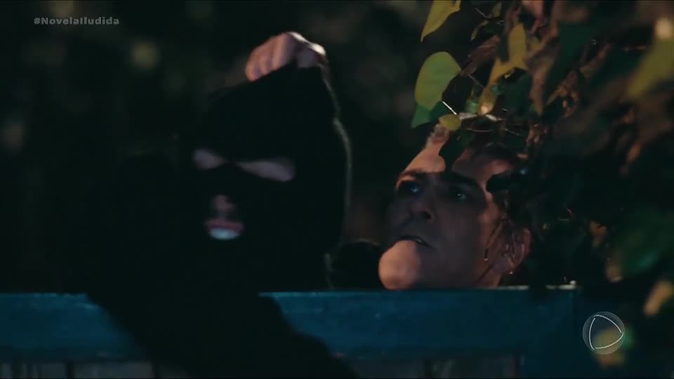Volkan descobre a identidade do homem mascarado que atacou Asya | Iludida