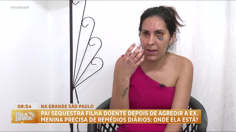 Homem agride ex-mulher e foge com a filha do casal