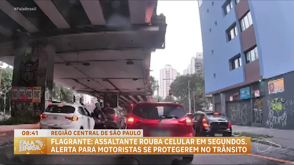 Câmera instalada em carro captura mais um roubo de celular no centro de SP