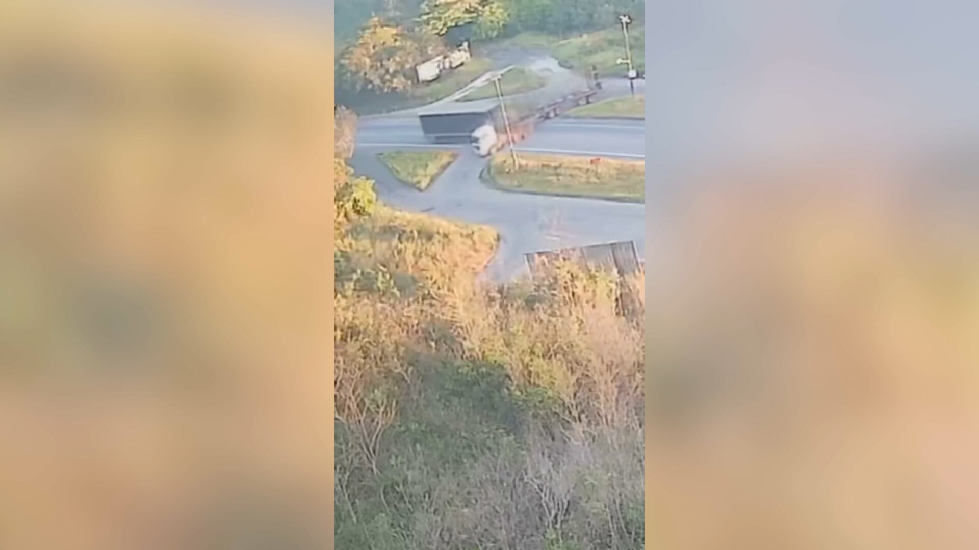 Colisão entre duas carretas trava rodovia na Bahia