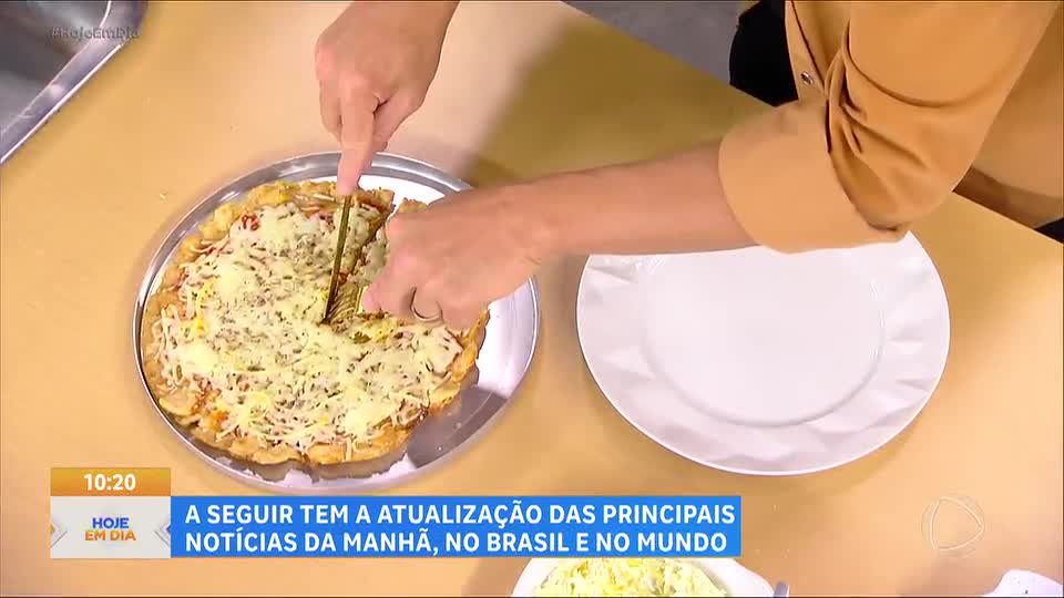 Truques de Cozinha: Veja como fazer uma massa de pizza crocante usando pão amanhecido