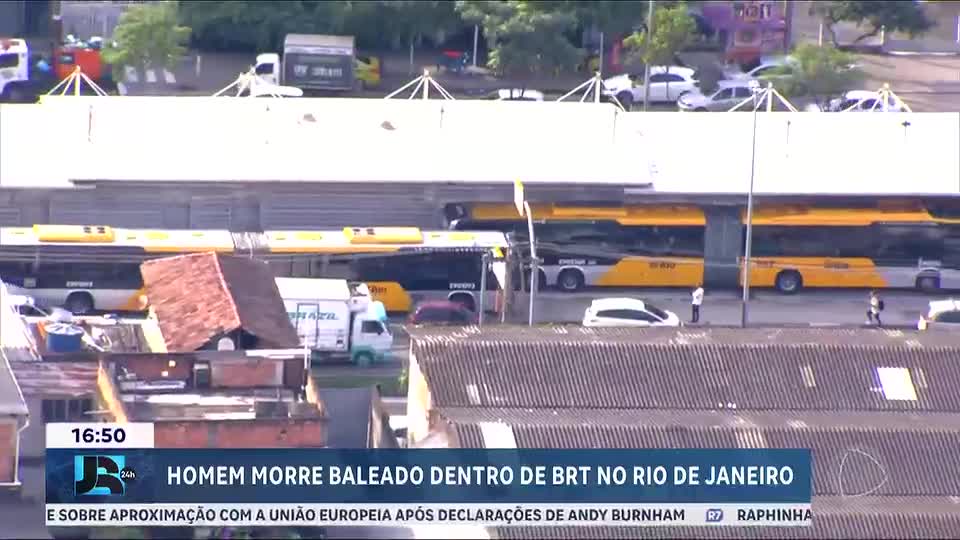 Homem morre baleado dentro de ônibus articulado no Rio de Janeiro