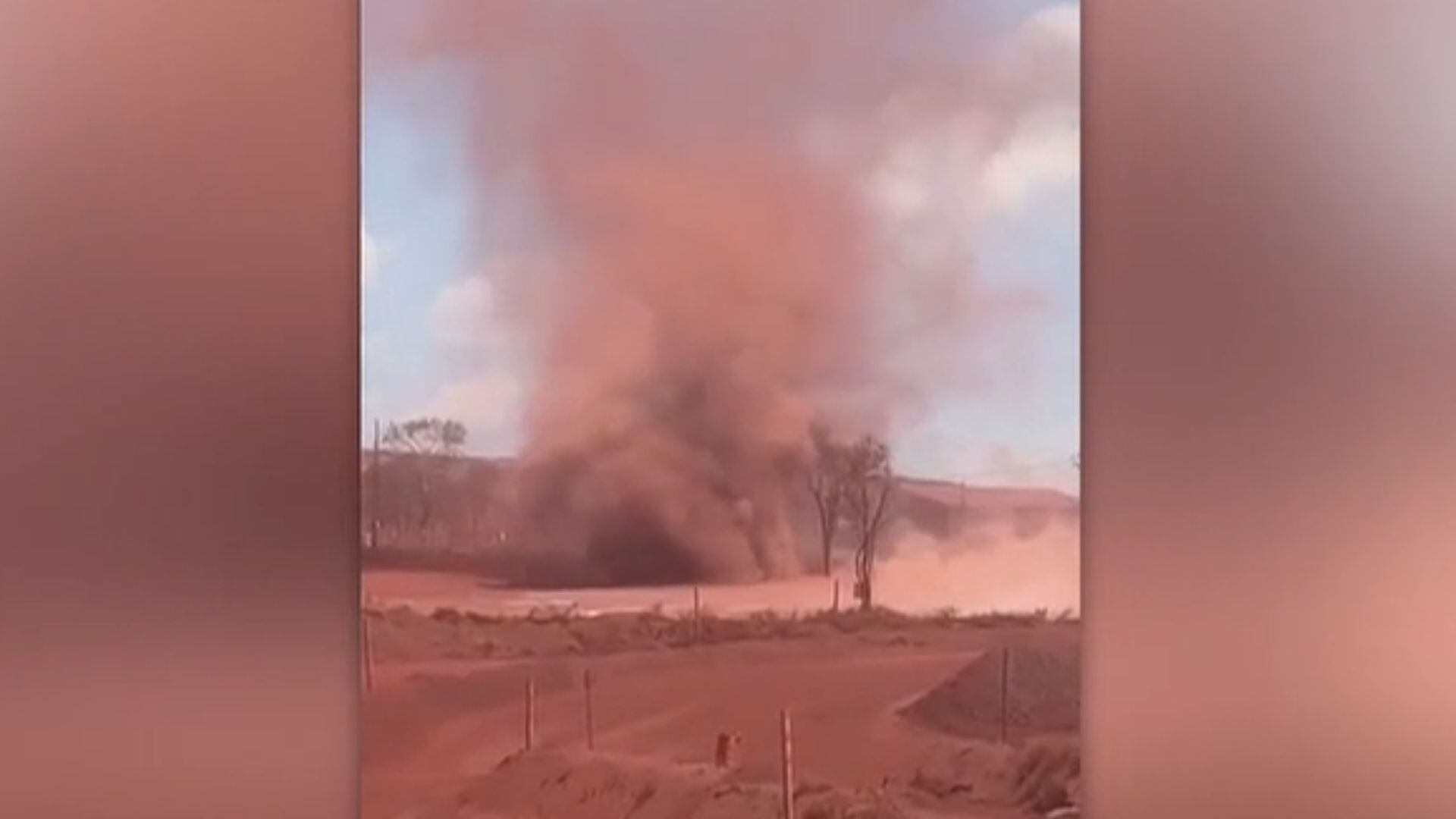 Calor de 40ºC provoca redemoinho gigante de poeira no Mato Grosso do Sul