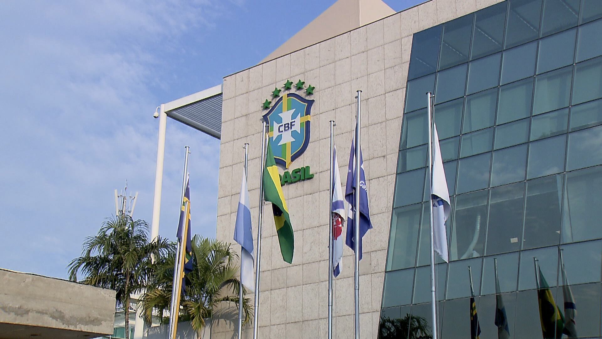 Fifa e CBF discutem estratégia para impulsionar futebol feminino no Brasil