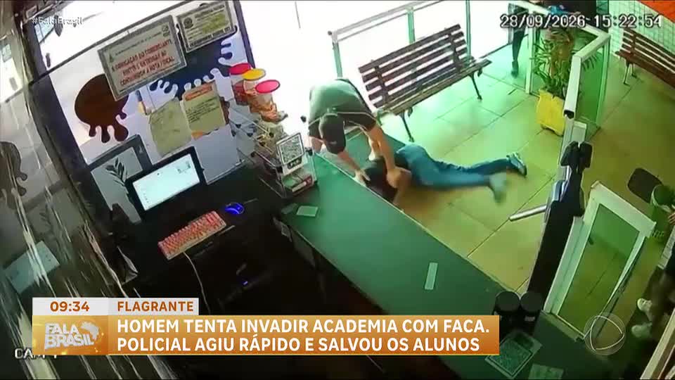 Policial de folga imobiliza homem armado em academia