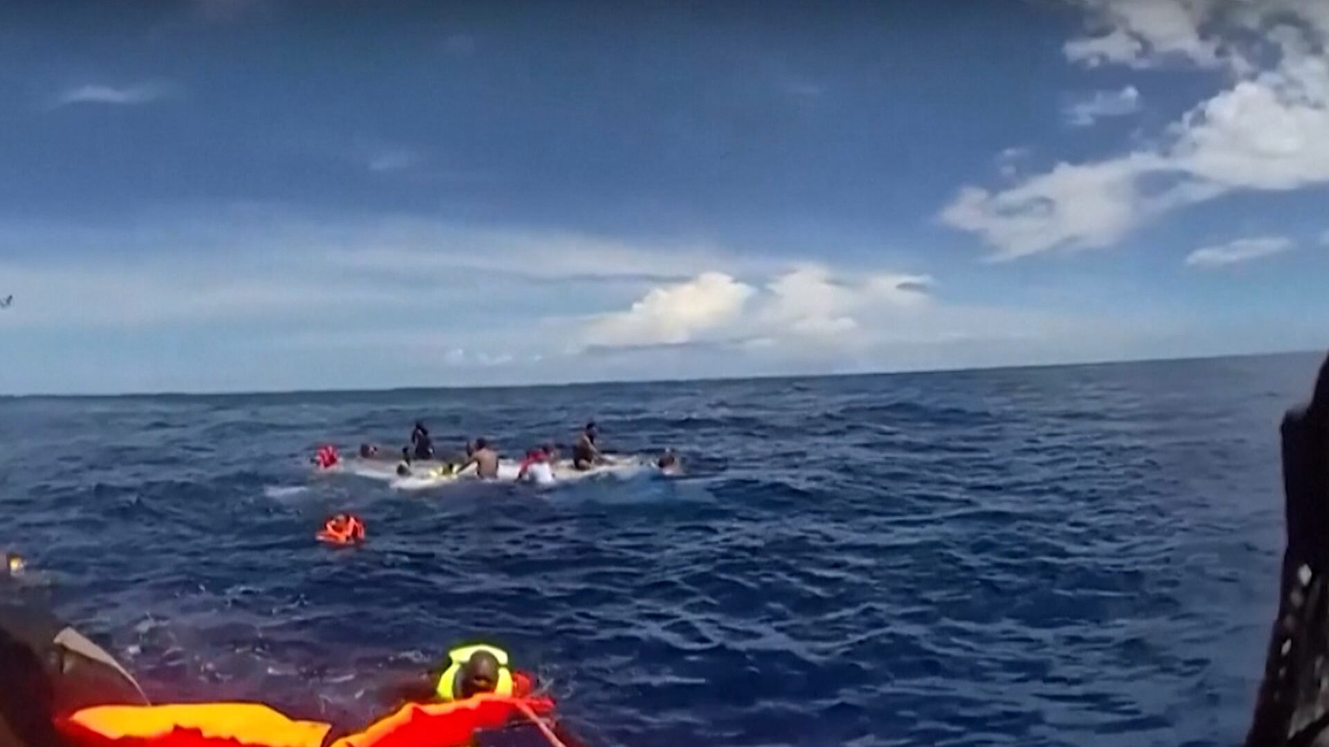 Tumulto generalizado vira barco de migrantes na costa de Porto Rico