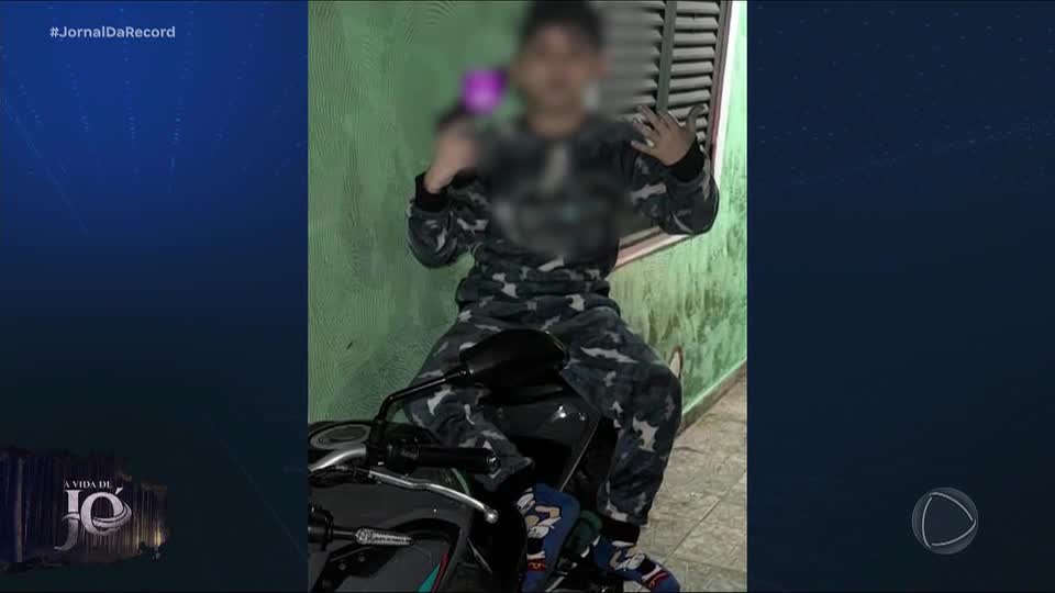 Criança é usada pelo irmão para ostentar armas em perfil nas redes sociais