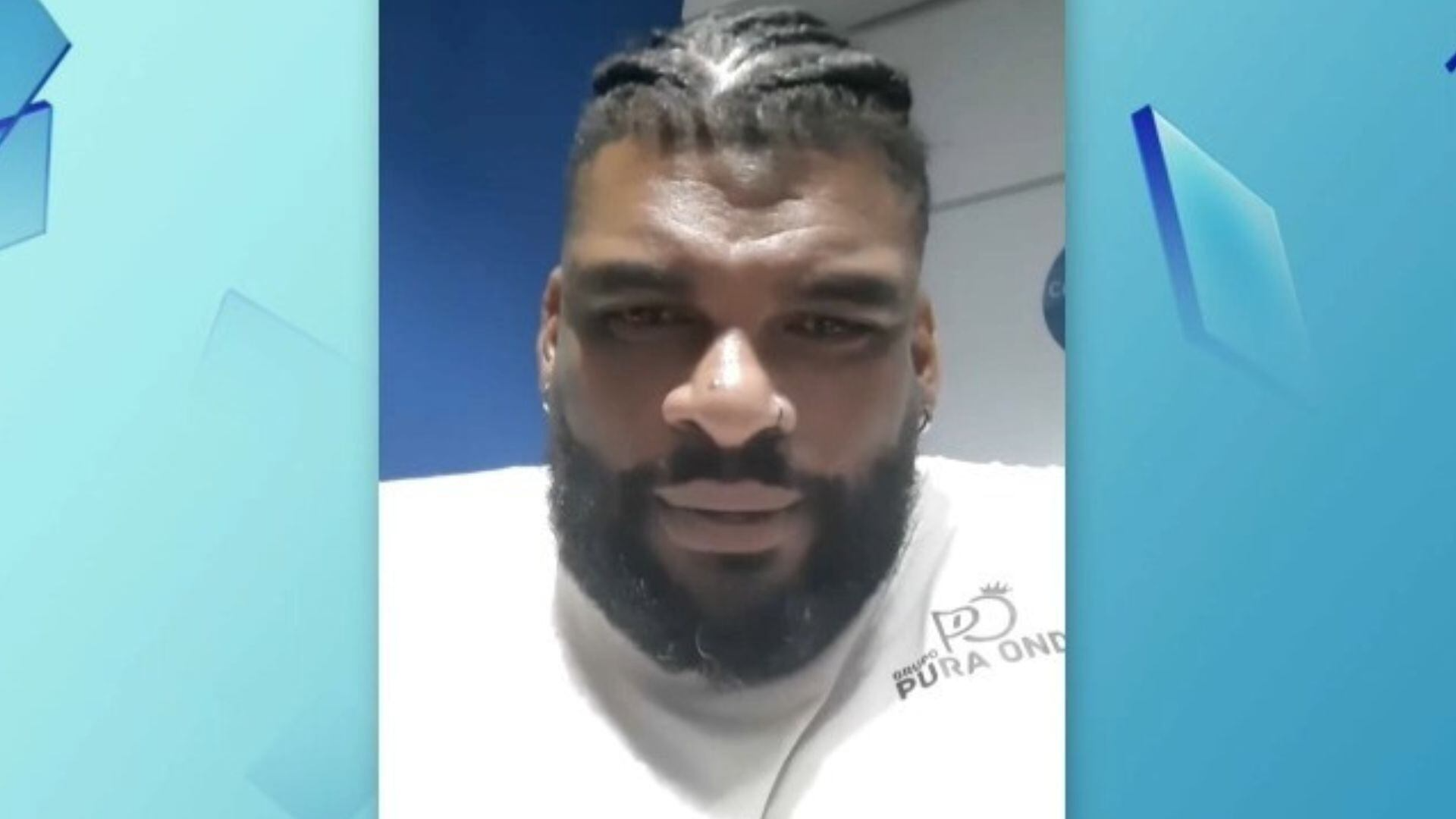 Cantor de pagode é surpreendido por fã que invadiu palco e o empurrou durante show