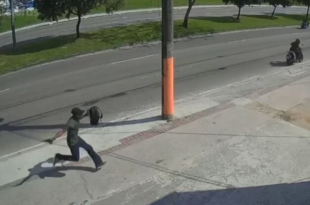 VÍDEO: PM é baleado durante assalto no Recreio, no Rio; criminosos fogem