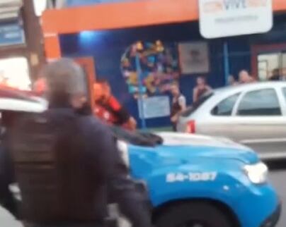 Tiroteio entre policial e bandidos deixa idoso baleado em frente à escola no Méier, no Rio