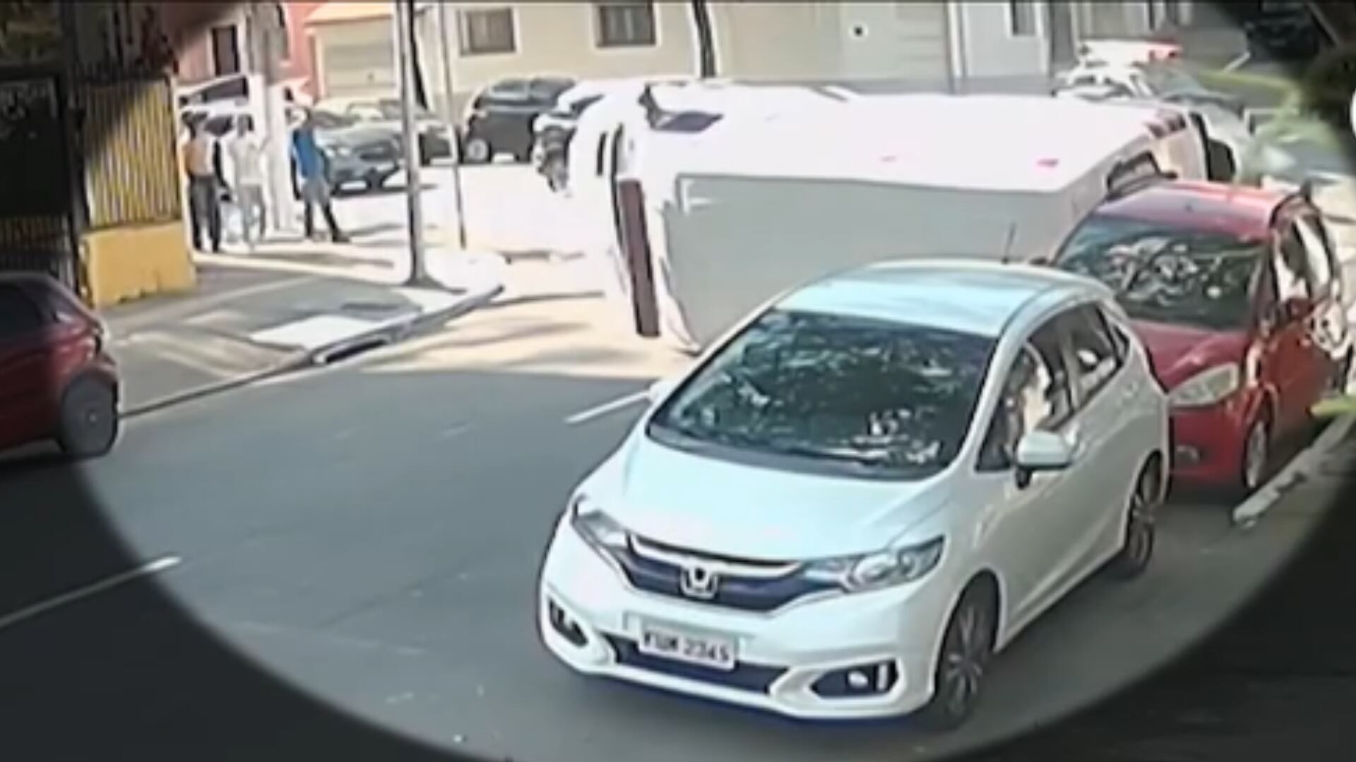 Vídeo: carro desgovernado bate e capota ambulância em São Paulo