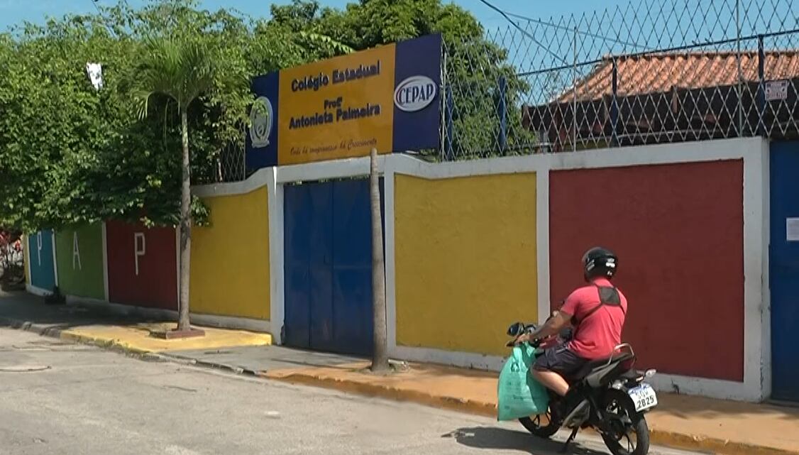 Alunos têm aulas no pátio de escola estadual após furto de cabos em São Gonçalo (RJ)