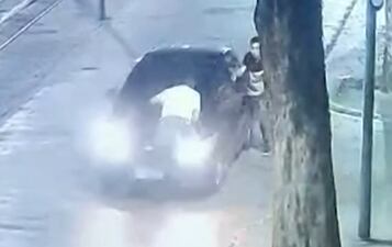 Turista mexicano morre após tentar impedir fuga de ladrões e cair de capô de carro no Rio