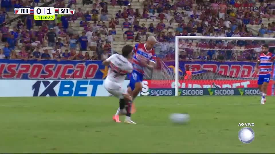 Expulso! Rigoni entra de sola em dividida com Deyverson e recebe o vermelho ainda no primeiro tempo
