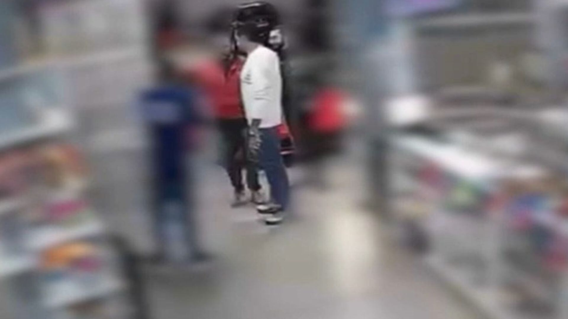 Imagens exclusivas mostram rapper Hungria comprando bebida adulterada em adega