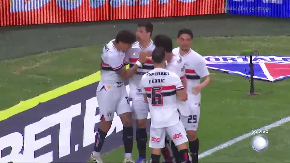 Gol do São Paulo! Tapia aproveita desvio da zaga do Fortaleza e abre o placar no Castelão
