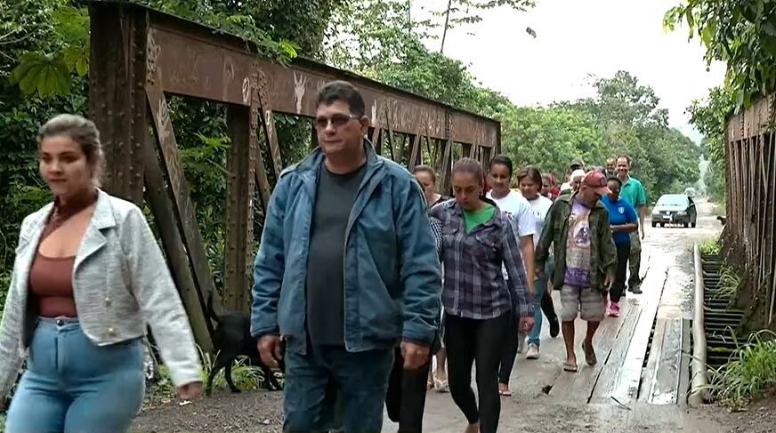Ponte interditada há mais de um mês prejudica moradores de bairro em Nova Iguaçu (RJ)