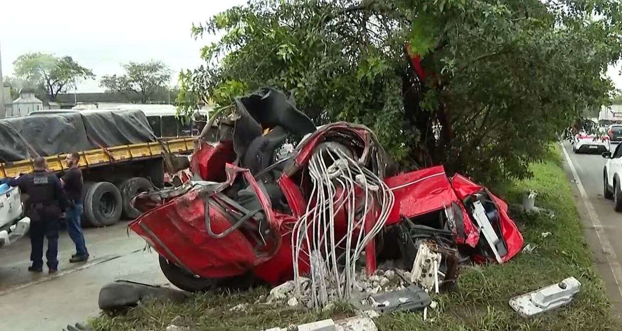 Duas pessoas morrem após carro bater em poste e ficar completamente destruído no Rio