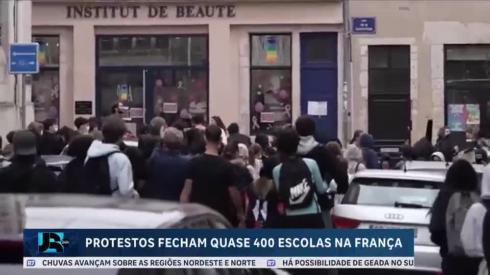 Estudantes realizam protestos e bloqueiam escolas na França