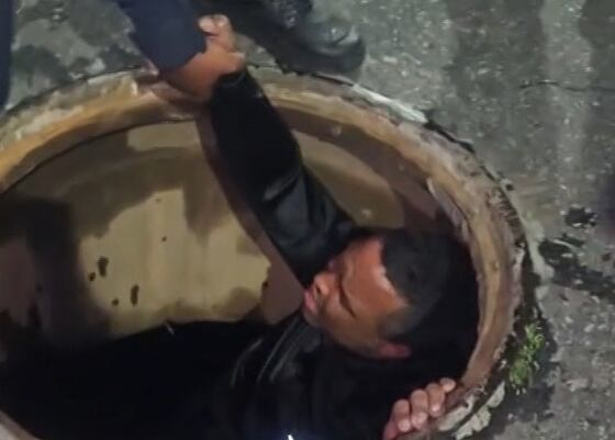 Homem acaba preso após entrar em bueiro para tentar se esconder de PMs no Rio
