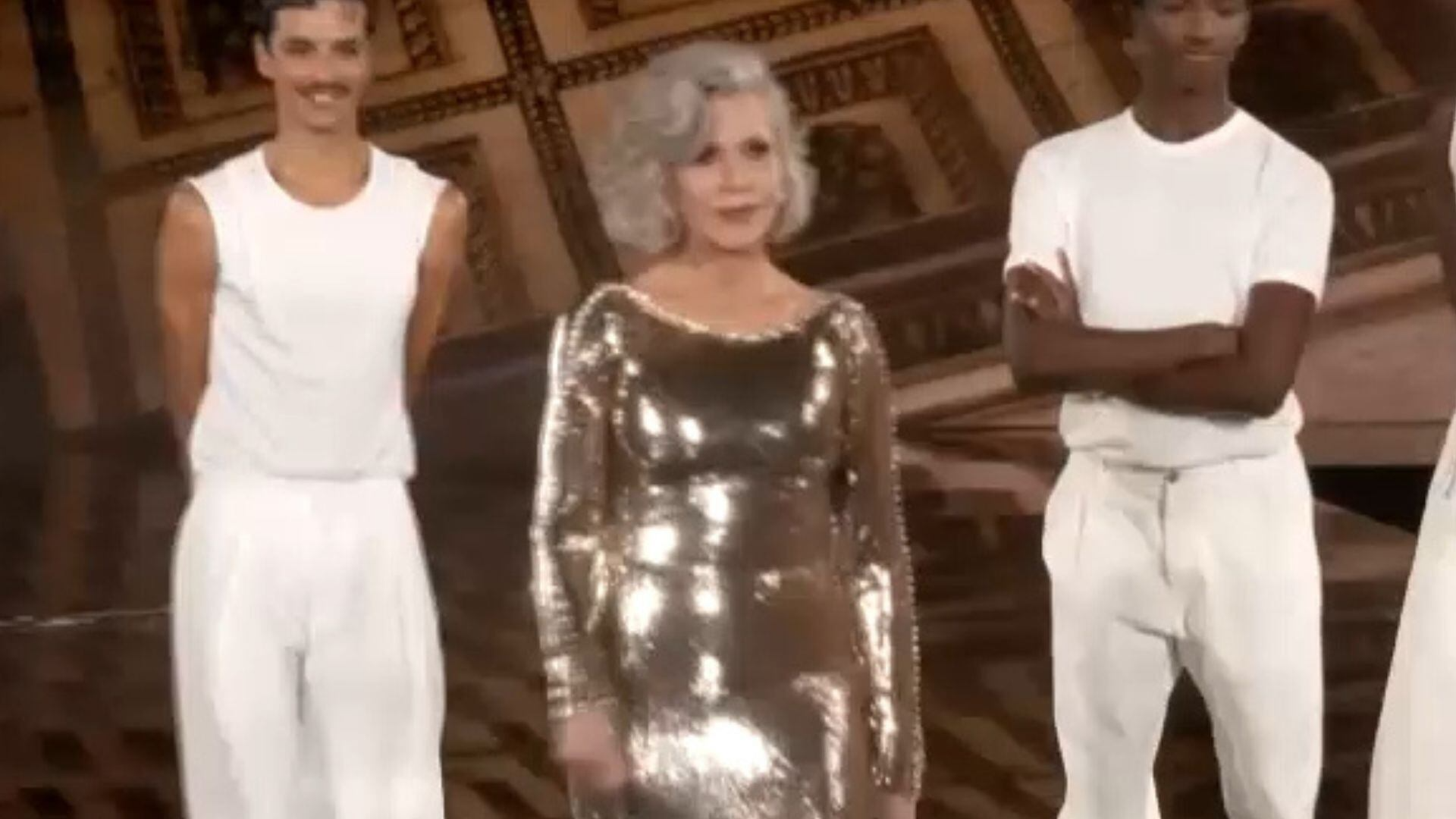 Aos 87 anos, Jane Fonda surpreende e desfila na Semana de Moda de Paris