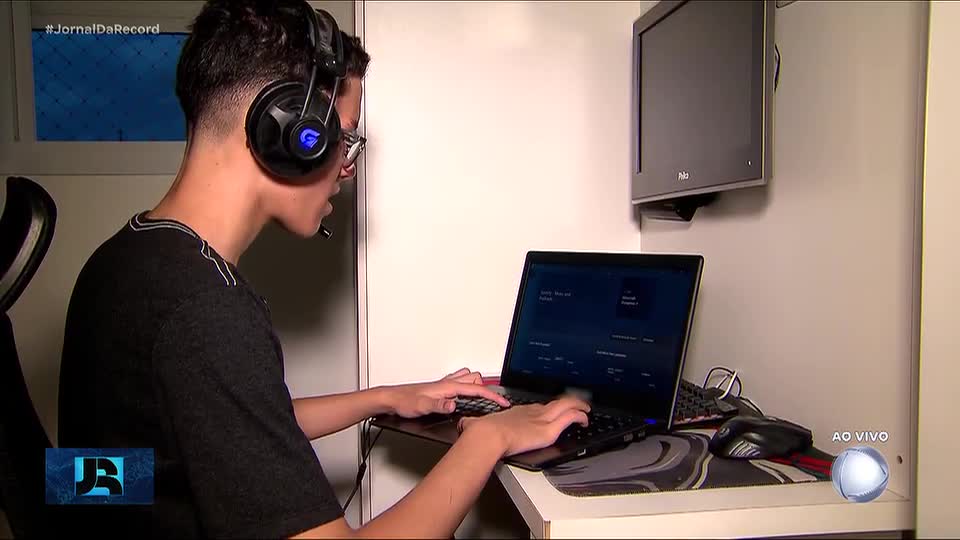 Nove em cada dez brasileiros acreditam que jovens estão muito vulneráveis a crimes na internet