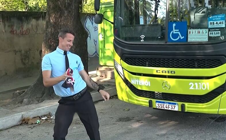 Motorista de ônibus do RJ leva a vida dançando e faz sucesso nas redes sociais