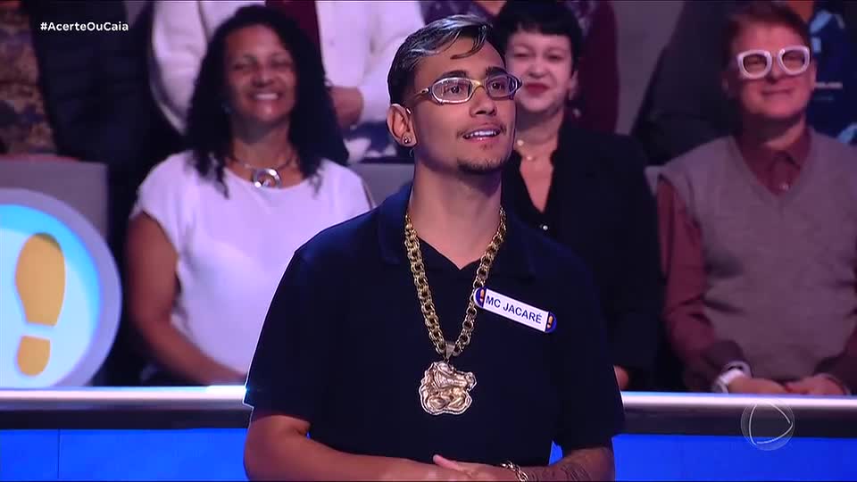MC Jacaré é desafiado por Alinne Prado e acaba no buraco