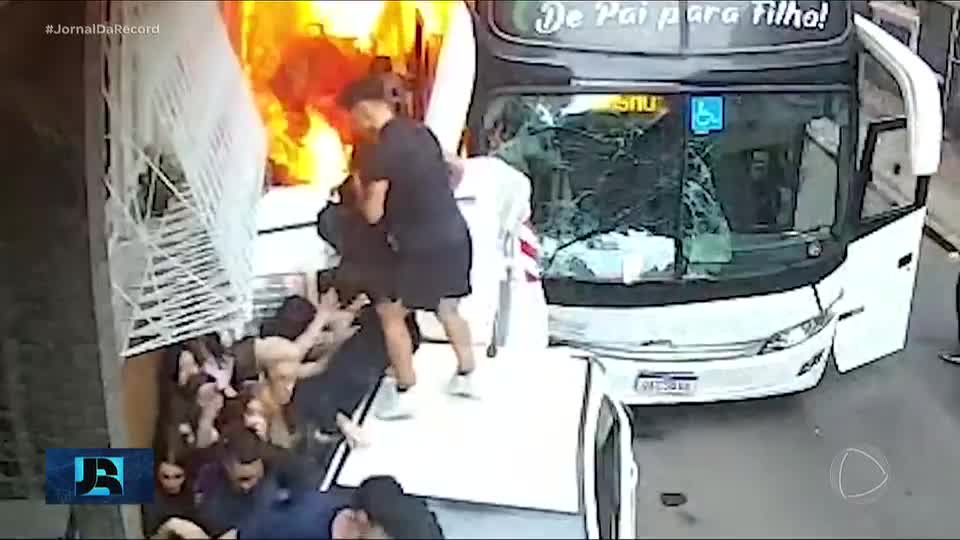Conheça o adolescente que ajudou a resgatar colegas durante acidente com ônibus no RS