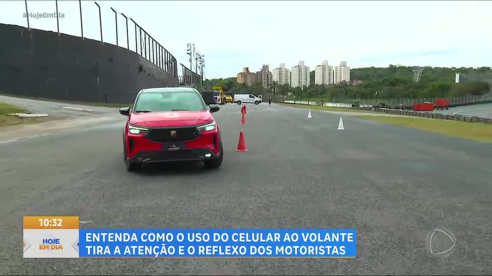 Uso do celular ao volante aumenta risco de acidentes e exige atenção dos motoristas