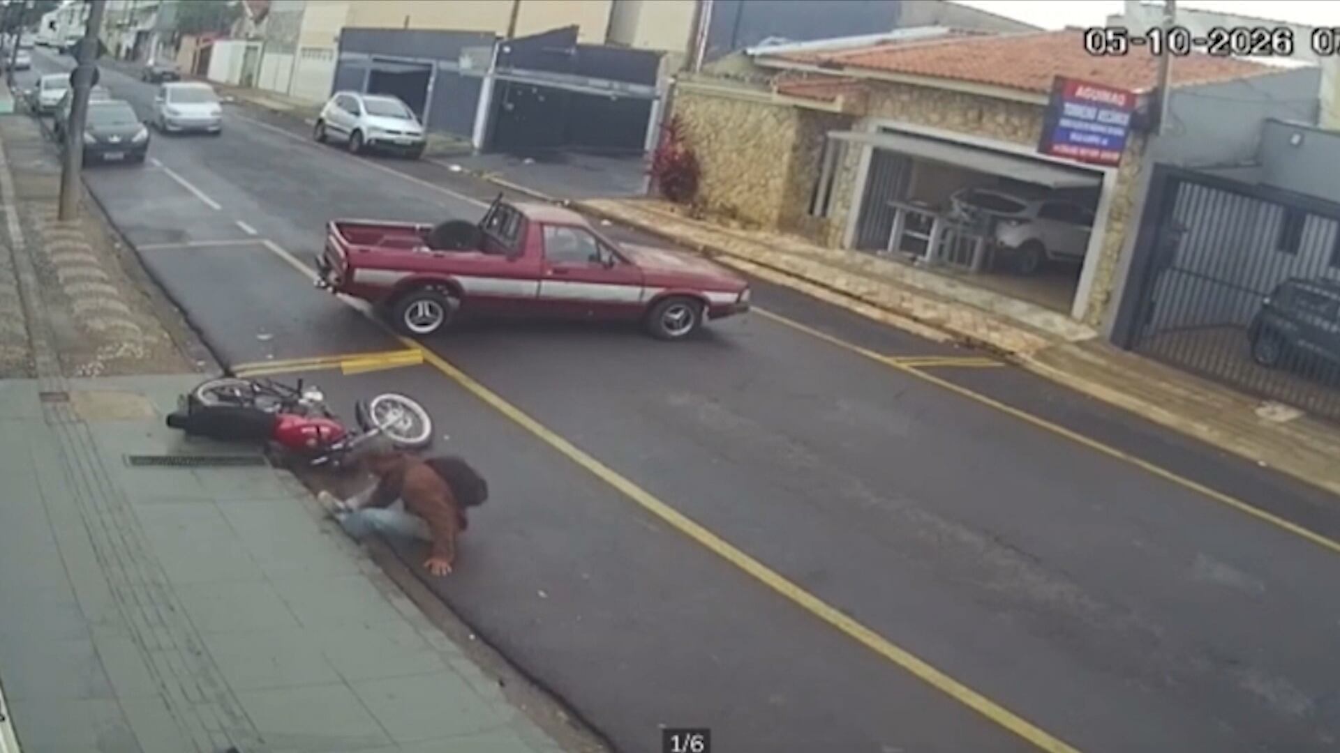 Motociclista não consegue desviar de carro e é atingido em cheio; veja o vídeo
