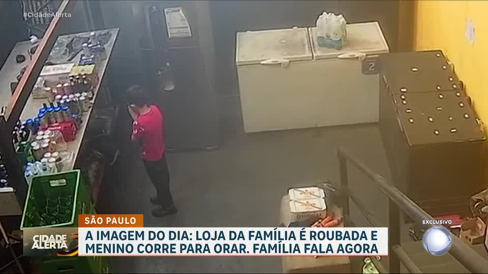 Criança ora para ninguém se ferir enquanto criminosos assaltam loja da família