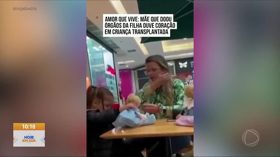 Mãe volta a ouvir coração da filha que morreu batendo no peito de outra criança após transplante