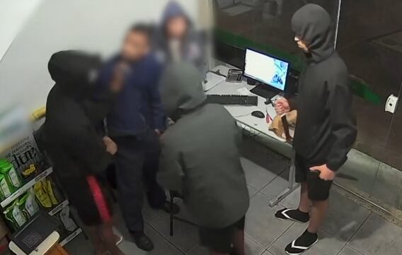 VÍDEO: Bandidos armados com facas assaltam funcionários de posto de gasolina em Teresópolis