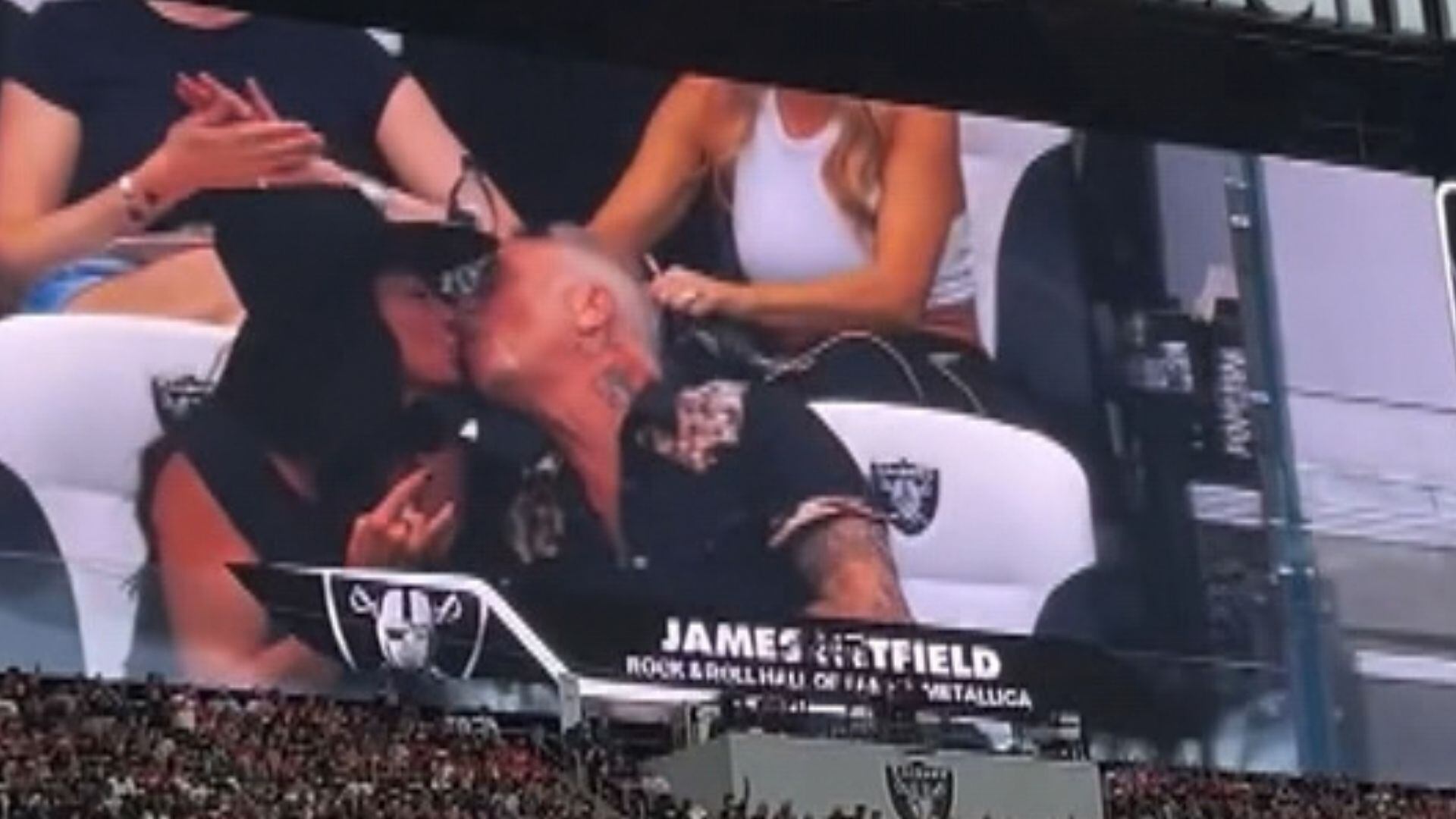 Vocalista do Metallica beija a noiva durante jogo da NFL e leva torcida ao delírio