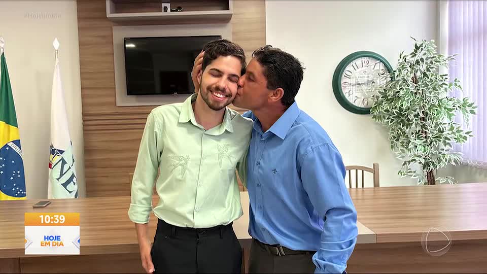Filho de lavrador se forma em medicina e surpreende pai com convite de formatura
