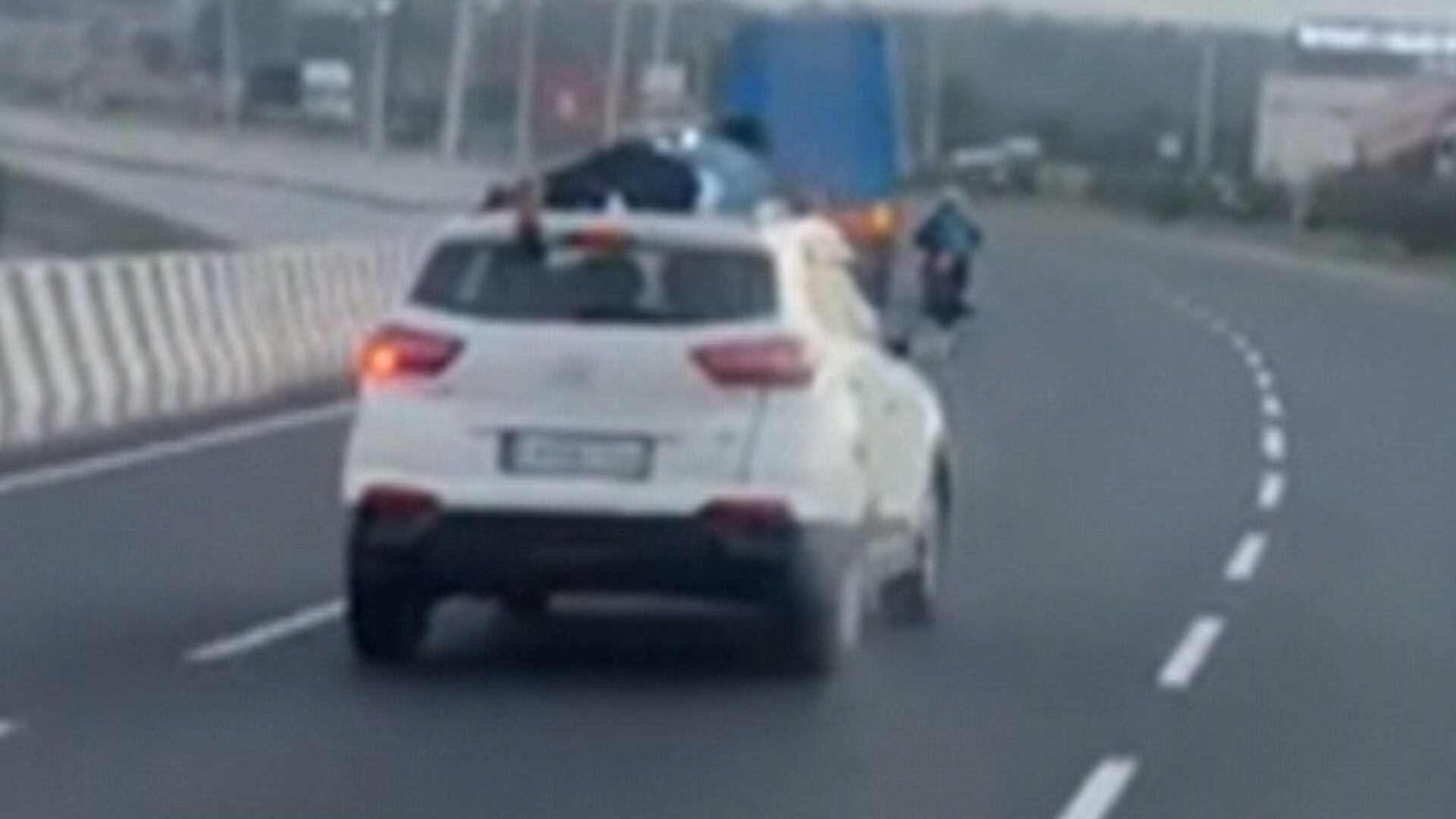 Policial se agarra ao teto de carro a mais de 100 km/h para perseguir suspeitos