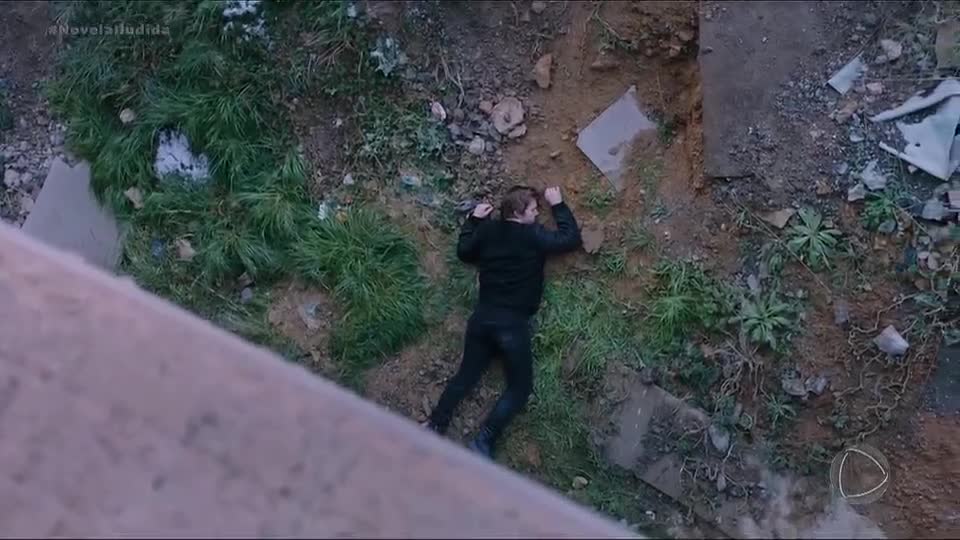 Selçuk despenca de um prédio em construção durante perseguição a Nil | Iludida