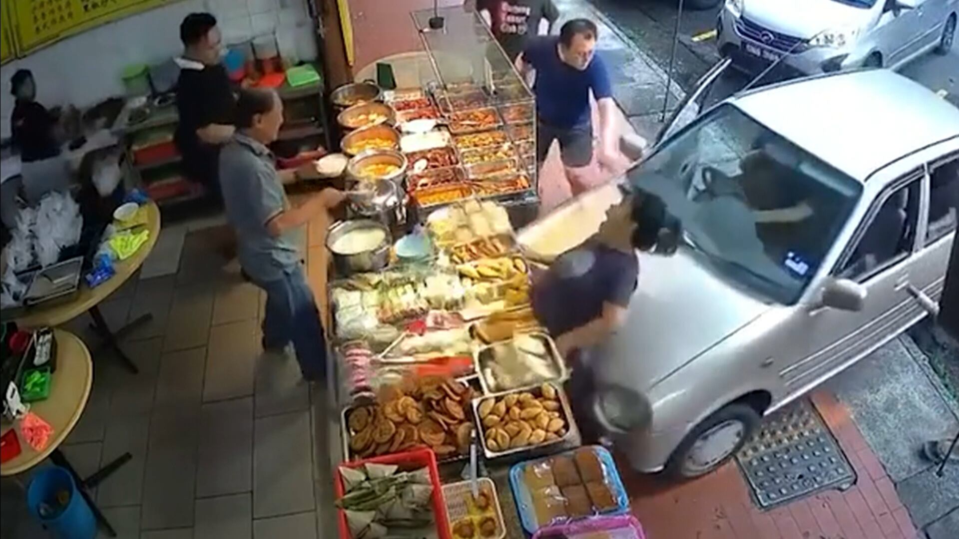 Vídeo: Carro invade restaurante, atropela mulher e destrói buffet de comida