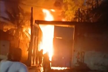 Bombeiros controlam incêndio em fábrica de velas em Cordovil, no Rio