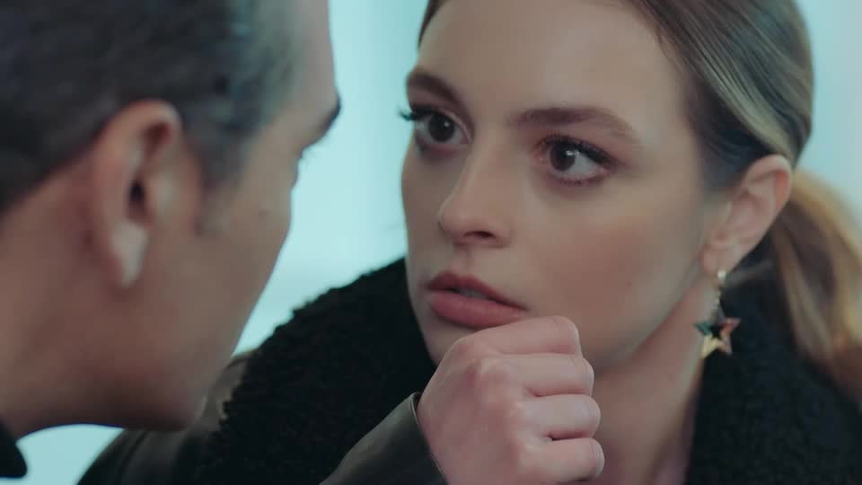 Derin surta ao ver Volkan e Asya conversando no hospital | Iludida