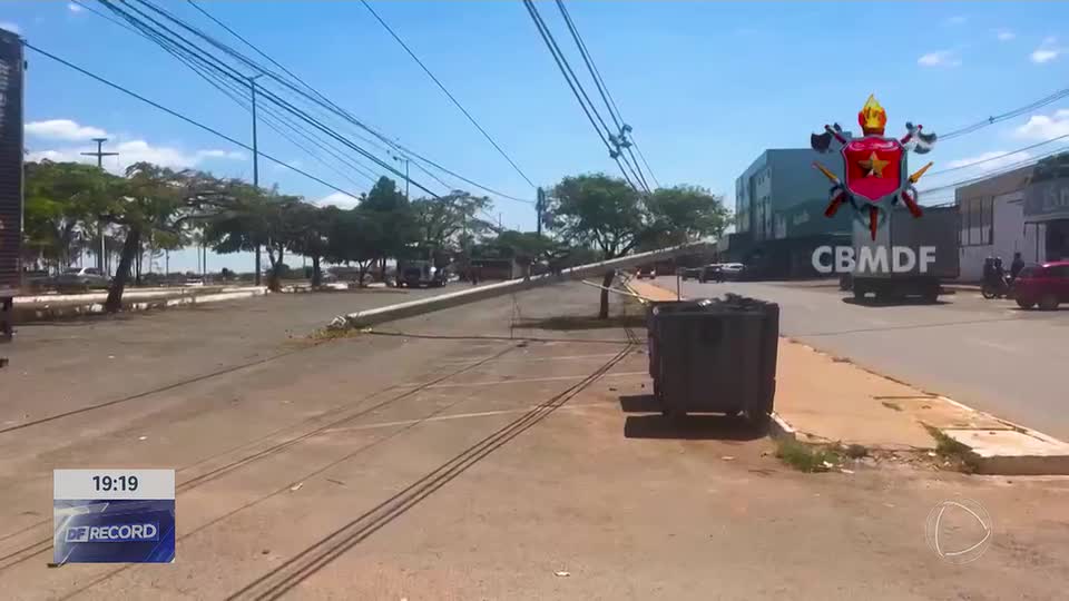 Motorista de caminhão bate em poste e afeta iluminação pública no Itapoã (DF)