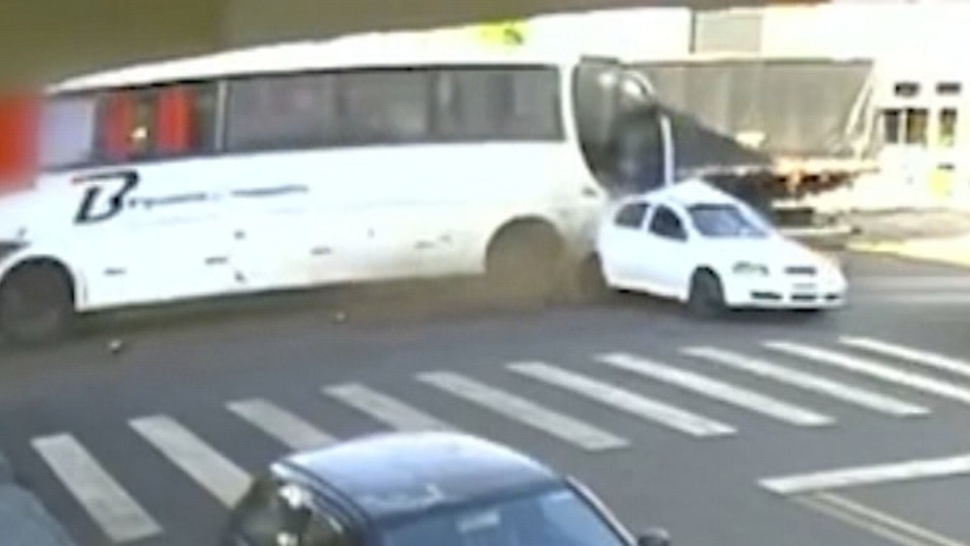 Ônibus desgovernado acerta carro em cheio e assusta passageiros; veja o vídeo