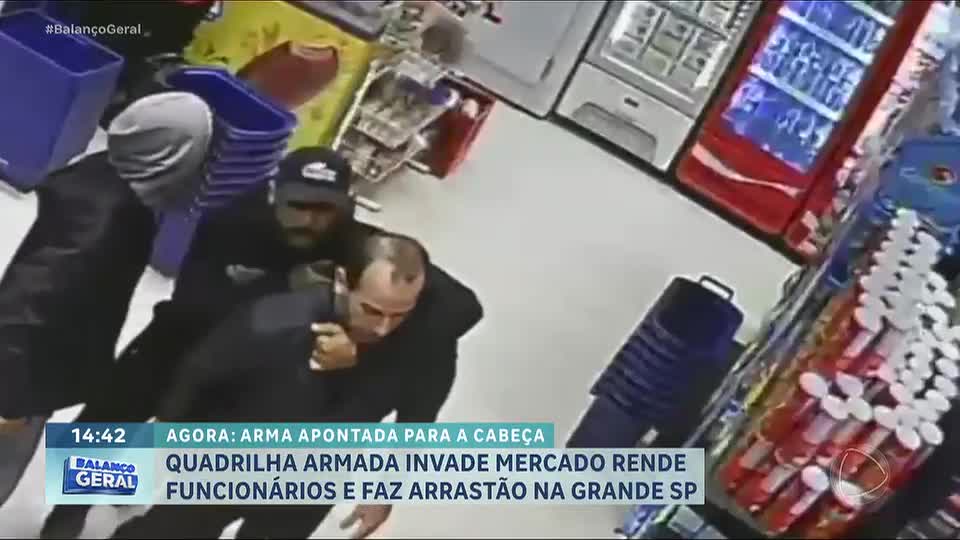 Quadrilha armada invade mercado, rende funcionários e faz arrastão em Mogi das Cruzes (SP)