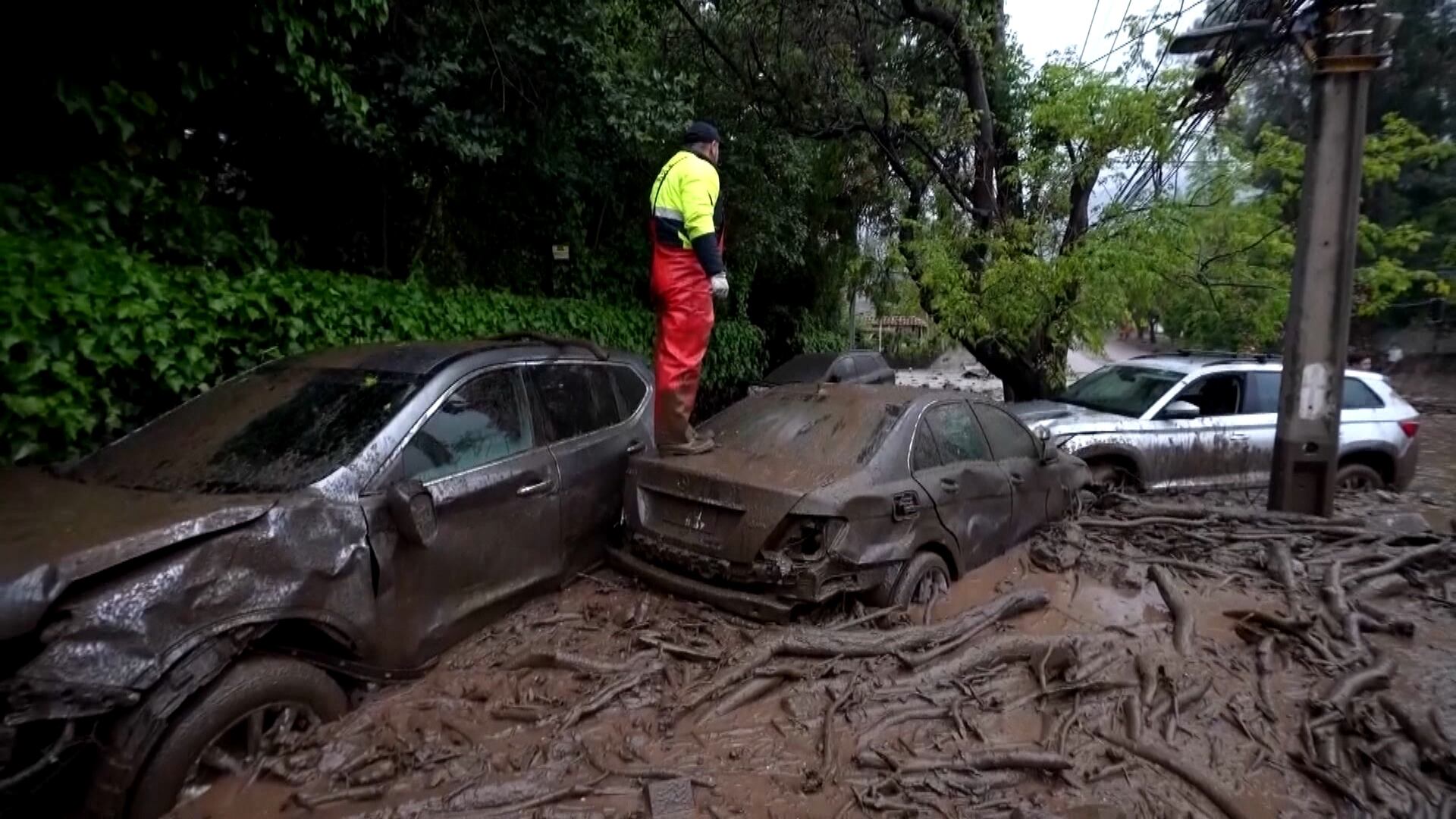 Fortes tempestades arrastam carros e inundam casas em Santiago, no Chile
