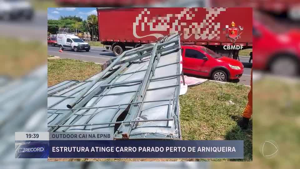 Outdoor cai na pista e atinge carro na EPNB, no DF